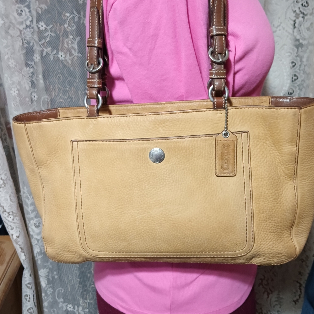 Coach Chelsea shoulder bag. Slightly used